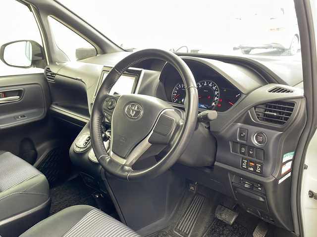 トヨタ ヴォクシー ZS 兵庫県 2015(平27)年 4.5万km ホワイトパールクリスタルシャイン ・純正ナビ/Bluetooth/CD/DVD/TV/・バックカメラ/・寒冷地仕様車/・アイドリングストップ/・盗難防止装置/・両側パワースライドドア/・ステアリングスイッチ/・ドライブスタートコントロール/・エコドライブモード/・S-VSC/・MTモード付AT/・純正フロアマット/・LEDヘッドライト/・フォグランプ/・純正16インチアルミホイール/・ビルトインETC/・前方ドライブレコーダー/・プッシュスタートボタン/・スマートキー/・WAC