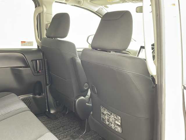 トヨタ ヴォクシー ZS 兵庫県 2015(平27)年 4.5万km ホワイトパールクリスタルシャイン ・純正ナビ/Bluetooth/CD/DVD/TV/・バックカメラ/・寒冷地仕様車/・アイドリングストップ/・盗難防止装置/・両側パワースライドドア/・ステアリングスイッチ/・ドライブスタートコントロール/・エコドライブモード/・S-VSC/・MTモード付AT/・純正フロアマット/・LEDヘッドライト/・フォグランプ/・純正16インチアルミホイール/・ビルトインETC/・前方ドライブレコーダー/・プッシュスタートボタン/・スマートキー/・WAC