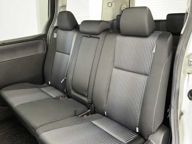 トヨタ ヴォクシー ZS 兵庫県 2015(平27)年 4.5万km ホワイトパールクリスタルシャイン ・純正ナビ/Bluetooth/CD/DVD/TV/・バックカメラ/・寒冷地仕様車/・アイドリングストップ/・盗難防止装置/・両側パワースライドドア/・ステアリングスイッチ/・ドライブスタートコントロール/・エコドライブモード/・S-VSC/・MTモード付AT/・純正フロアマット/・LEDヘッドライト/・フォグランプ/・純正16インチアルミホイール/・ビルトインETC/・前方ドライブレコーダー/・プッシュスタートボタン/・スマートキー/・WAC