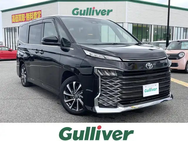 トヨタ ヴォクシー S－Z 鳥取県 2023(令5)年 4.8万km アティチュードブラックマイカ 純正１０．５型ナビ／ＴＶ／ＤＶＤ／ＣＤ／ＢＴ／ＨＤＭＩ　バックカメラ・ビルトインETC/前後ドライブレコーダー/純正フリップダウンモニター/トヨタセーフティセンス/レーダークルーズコントロール/レーンキープアシスト/快適利便パッケージHi/前席・後席シートヒーター/ハーフレザーシート/３眼ＬＥＤライト/オットマンシート/両側パワースライドドア/パワーバックドア/純正17インチアルミホイール/フロアマット・バイザー