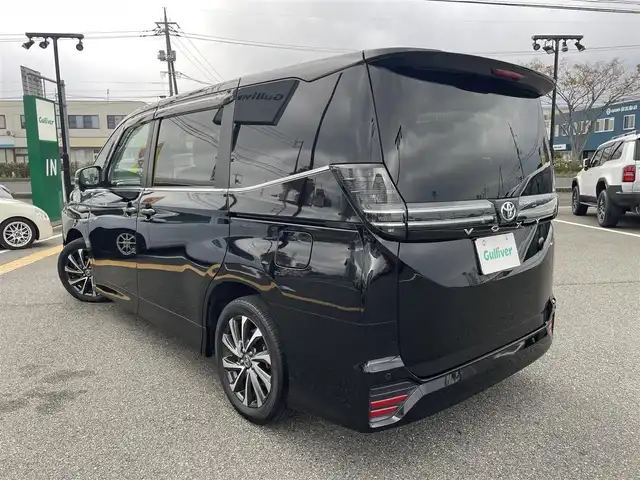トヨタ ヴォクシー S－Z 鳥取県 2023(令5)年 4.8万km アティチュードブラックマイカ 純正１０．５型ナビ／ＴＶ／ＤＶＤ／ＣＤ／ＢＴ／ＨＤＭＩ　バックカメラ・ビルトインETC/前後ドライブレコーダー/純正フリップダウンモニター/トヨタセーフティセンス/レーダークルーズコントロール/レーンキープアシスト/快適利便パッケージHi/前席・後席シートヒーター/ハーフレザーシート/３眼ＬＥＤライト/オットマンシート/両側パワースライドドア/パワーバックドア/純正17インチアルミホイール/フロアマット・バイザー