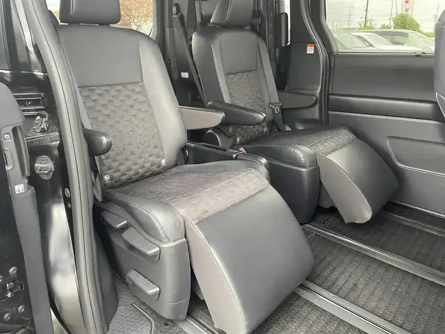 トヨタ ヴォクシー S－Z 鳥取県 2023(令5)年 4.8万km アティチュードブラックマイカ 純正１０．５型ナビ／ＴＶ／ＤＶＤ／ＣＤ／ＢＴ／ＨＤＭＩ　バックカメラ・ビルトインETC/前後ドライブレコーダー/純正フリップダウンモニター/トヨタセーフティセンス/レーダークルーズコントロール/レーンキープアシスト/快適利便パッケージHi/前席・後席シートヒーター/ハーフレザーシート/３眼ＬＥＤライト/オットマンシート/両側パワースライドドア/パワーバックドア/純正17インチアルミホイール/フロアマット・バイザー