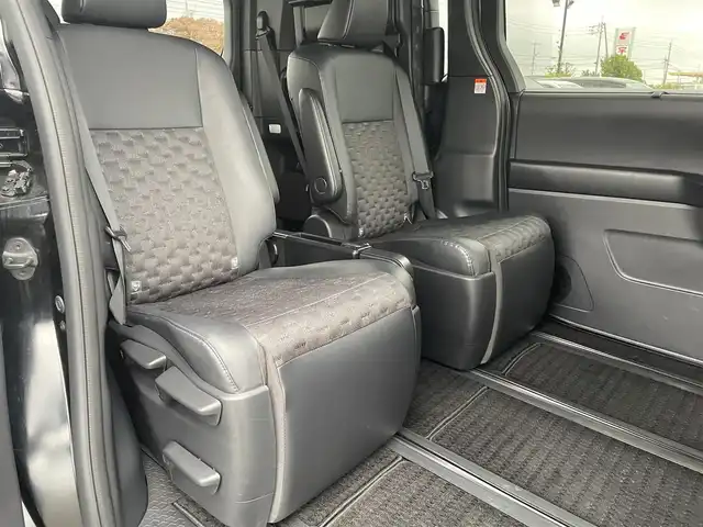 トヨタ ヴォクシー S－Z 鳥取県 2023(令5)年 4.8万km アティチュードブラックマイカ 純正１０．５型ナビ／ＴＶ／ＤＶＤ／ＣＤ／ＢＴ／ＨＤＭＩ　バックカメラ・ビルトインETC/前後ドライブレコーダー/純正フリップダウンモニター/トヨタセーフティセンス/レーダークルーズコントロール/レーンキープアシスト/快適利便パッケージHi/前席・後席シートヒーター/ハーフレザーシート/３眼ＬＥＤライト/オットマンシート/両側パワースライドドア/パワーバックドア/純正17インチアルミホイール/フロアマット・バイザー