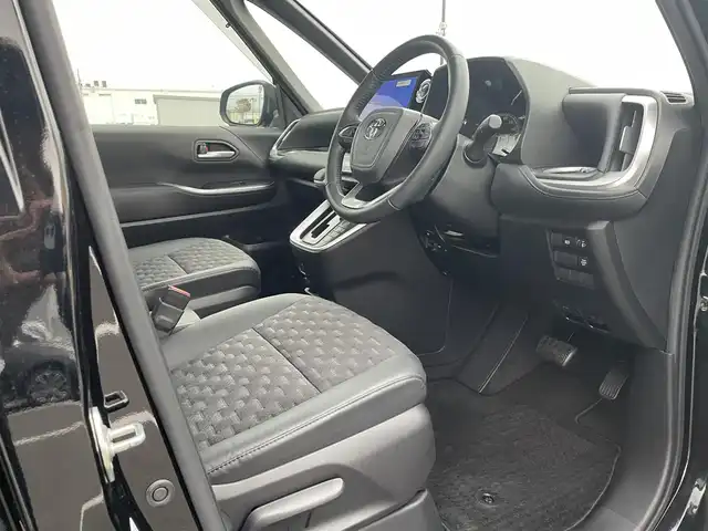 トヨタ ヴォクシー S－Z 鳥取県 2023(令5)年 4.8万km アティチュードブラックマイカ 純正１０．５型ナビ／ＴＶ／ＤＶＤ／ＣＤ／ＢＴ／ＨＤＭＩ　バックカメラ・ビルトインETC/前後ドライブレコーダー/純正フリップダウンモニター/トヨタセーフティセンス/レーダークルーズコントロール/レーンキープアシスト/快適利便パッケージHi/前席・後席シートヒーター/ハーフレザーシート/３眼ＬＥＤライト/オットマンシート/両側パワースライドドア/パワーバックドア/純正17インチアルミホイール/フロアマット・バイザー