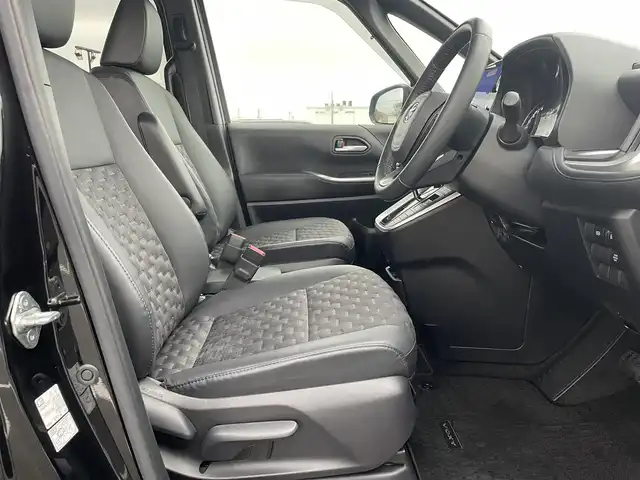 トヨタ ヴォクシー S－Z 鳥取県 2023(令5)年 4.8万km アティチュードブラックマイカ 純正１０．５型ナビ／ＴＶ／ＤＶＤ／ＣＤ／ＢＴ／ＨＤＭＩ　バックカメラ・ビルトインETC/前後ドライブレコーダー/純正フリップダウンモニター/トヨタセーフティセンス/レーダークルーズコントロール/レーンキープアシスト/快適利便パッケージHi/前席・後席シートヒーター/ハーフレザーシート/３眼ＬＥＤライト/オットマンシート/両側パワースライドドア/パワーバックドア/純正17インチアルミホイール/フロアマット・バイザー