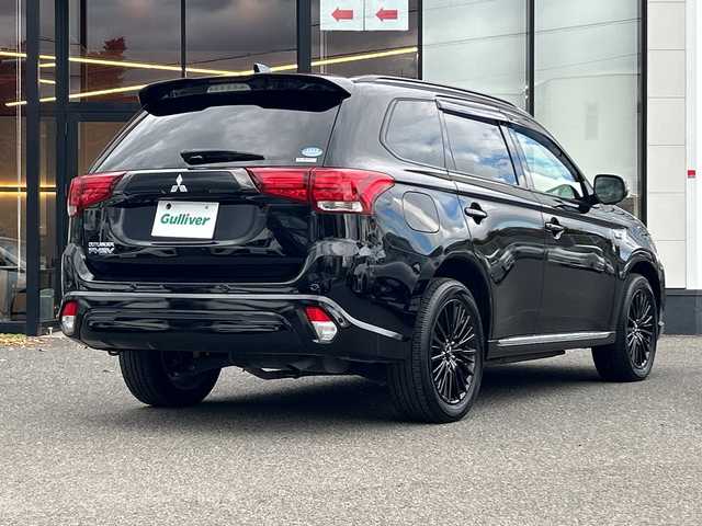 三菱 アウトランダー ＰＨＥＶ ブラックエディション 大阪府 2021(令3)年 4.2万km アメジストブラック 衝突軽減システム　７型ナビ　全周囲カメラ　フルセグＴＶ　ＣＤ　ＤＶＤ　Bluetooth　ＨＤＭＩ　ハーフレザーシート　パワーシート　シートヒーター　ハンドルヒーター　レーダークルーズコントロール パワーバックドア　パドルシフト　ドライブレコーダー　ＢＳＭ　ＥＴＣ　LEDヘッドライト　オートライト　オートホールド　純正アルミホイール　純正フロアマット　スペアキー　取扱説明書　保証書