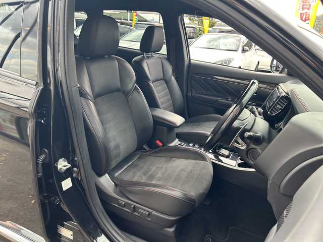 三菱 アウトランダー ＰＨＥＶ ブラックエディション 大阪府 2021(令3)年 4.2万km アメジストブラック 衝突軽減システム　７型ナビ　全周囲カメラ　フルセグＴＶ　ＣＤ　ＤＶＤ　Bluetooth　ＨＤＭＩ　ハーフレザーシート　パワーシート　シートヒーター　ハンドルヒーター　レーダークルーズコントロール パワーバックドア　パドルシフト　ドライブレコーダー　ＢＳＭ　ＥＴＣ　LEDヘッドライト　オートライト　オートホールド　純正アルミホイール　純正フロアマット　スペアキー　取扱説明書　保証書