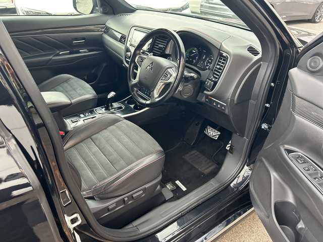 三菱 アウトランダー ＰＨＥＶ ブラックエディション 大阪府 2021(令3)年 4.2万km アメジストブラック 衝突軽減システム　７型ナビ　全周囲カメラ　フルセグＴＶ　ＣＤ　ＤＶＤ　Bluetooth　ＨＤＭＩ　ハーフレザーシート　パワーシート　シートヒーター　ハンドルヒーター　レーダークルーズコントロール パワーバックドア　パドルシフト　ドライブレコーダー　ＢＳＭ　ＥＴＣ　LEDヘッドライト　オートライト　オートホールド　純正アルミホイール　純正フロアマット　スペアキー　取扱説明書　保証書