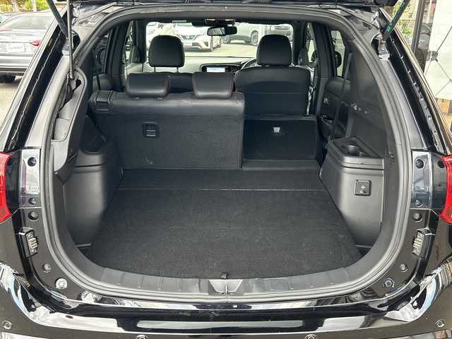 三菱 アウトランダー ＰＨＥＶ ブラックエディション 大阪府 2021(令3)年 4.2万km アメジストブラック 衝突軽減システム　７型ナビ　全周囲カメラ　フルセグＴＶ　ＣＤ　ＤＶＤ　Bluetooth　ＨＤＭＩ　ハーフレザーシート　パワーシート　シートヒーター　ハンドルヒーター　レーダークルーズコントロール パワーバックドア　パドルシフト　ドライブレコーダー　ＢＳＭ　ＥＴＣ　LEDヘッドライト　オートライト　オートホールド　純正アルミホイール　純正フロアマット　スペアキー　取扱説明書　保証書