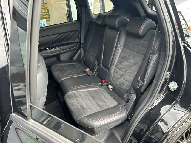 三菱 アウトランダー ＰＨＥＶ ブラックエディション 大阪府 2021(令3)年 4.2万km アメジストブラック 衝突軽減システム　７型ナビ　全周囲カメラ　フルセグＴＶ　ＣＤ　ＤＶＤ　Bluetooth　ＨＤＭＩ　ハーフレザーシート　パワーシート　シートヒーター　ハンドルヒーター　レーダークルーズコントロール パワーバックドア　パドルシフト　ドライブレコーダー　ＢＳＭ　ＥＴＣ　LEDヘッドライト　オートライト　オートホールド　純正アルミホイール　純正フロアマット　スペアキー　取扱説明書　保証書