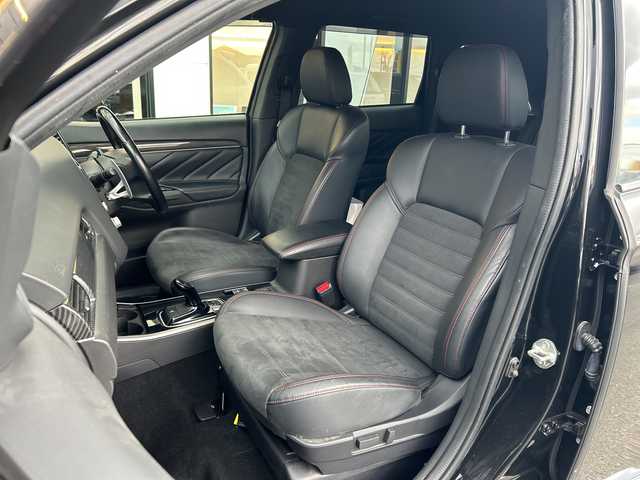 三菱 アウトランダー ＰＨＥＶ ブラックエディション 大阪府 2021(令3)年 4.2万km アメジストブラック 衝突軽減システム　７型ナビ　全周囲カメラ　フルセグＴＶ　ＣＤ　ＤＶＤ　Bluetooth　ＨＤＭＩ　ハーフレザーシート　パワーシート　シートヒーター　ハンドルヒーター　レーダークルーズコントロール パワーバックドア　パドルシフト　ドライブレコーダー　ＢＳＭ　ＥＴＣ　LEDヘッドライト　オートライト　オートホールド　純正アルミホイール　純正フロアマット　スペアキー　取扱説明書　保証書