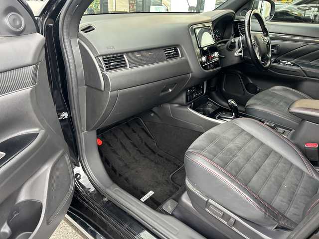 三菱 アウトランダー ＰＨＥＶ ブラックエディション 大阪府 2021(令3)年 4.2万km アメジストブラック 衝突軽減システム　７型ナビ　全周囲カメラ　フルセグＴＶ　ＣＤ　ＤＶＤ　Bluetooth　ＨＤＭＩ　ハーフレザーシート　パワーシート　シートヒーター　ハンドルヒーター　レーダークルーズコントロール パワーバックドア　パドルシフト　ドライブレコーダー　ＢＳＭ　ＥＴＣ　LEDヘッドライト　オートライト　オートホールド　純正アルミホイール　純正フロアマット　スペアキー　取扱説明書　保証書