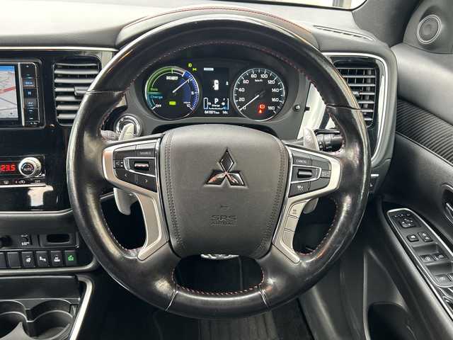 三菱 アウトランダー ＰＨＥＶ ブラックエディション 大阪府 2021(令3)年 4.2万km アメジストブラック 衝突軽減システム　７型ナビ　全周囲カメラ　フルセグＴＶ　ＣＤ　ＤＶＤ　Bluetooth　ＨＤＭＩ　ハーフレザーシート　パワーシート　シートヒーター　ハンドルヒーター　レーダークルーズコントロール パワーバックドア　パドルシフト　ドライブレコーダー　ＢＳＭ　ＥＴＣ　LEDヘッドライト　オートライト　オートホールド　純正アルミホイール　純正フロアマット　スペアキー　取扱説明書　保証書