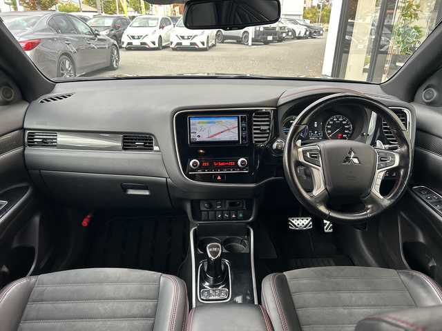 三菱 アウトランダー ＰＨＥＶ ブラックエディション 大阪府 2021(令3)年 4.2万km アメジストブラック 衝突軽減システム　７型ナビ　全周囲カメラ　フルセグＴＶ　ＣＤ　ＤＶＤ　Bluetooth　ＨＤＭＩ　ハーフレザーシート　パワーシート　シートヒーター　ハンドルヒーター　レーダークルーズコントロール パワーバックドア　パドルシフト　ドライブレコーダー　ＢＳＭ　ＥＴＣ　LEDヘッドライト　オートライト　オートホールド　純正アルミホイール　純正フロアマット　スペアキー　取扱説明書　保証書