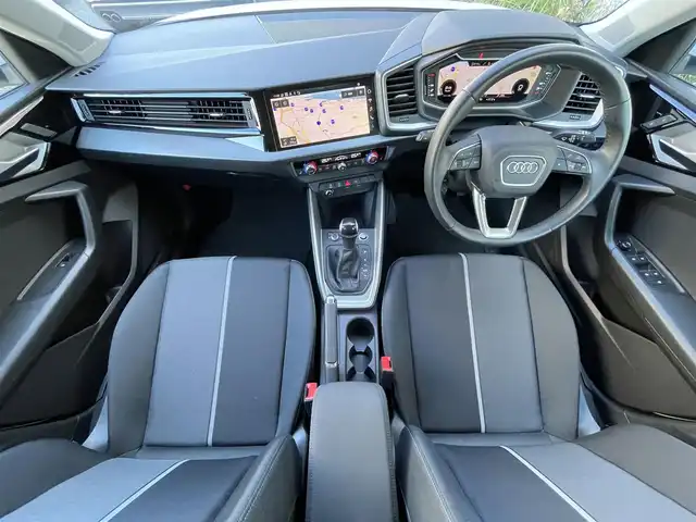 アウディ Ａ１ SB 25TFSI アドバンスド 静岡県 2022(令4)年 1万km グレイシアホワイトメタリック ナビゲーションパッケージ/・MMI ナビゲーションシステム/・バーチャルコックピット/コンビニエンス&アシスタンスパッケージ/・アドバンストキー/・アウディパーキングシステム/・リヤビューカメラ/・デラックスオートマチックエアコンディショナー/・シートヒーター（フロント）/・アダブティブクルーズアシスト/・アウディサイドアシスト/・ハイビームアシスト/・アウディプレセンスベーシック/・ルームミラー 自動防眩/レーンキープアシスト/ETC2.0/ドライブレコーダー/純正フロアマット/純正16インチアルミホイール