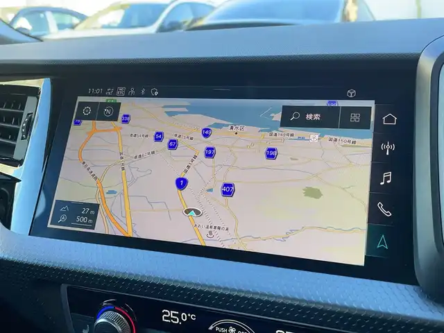 アウディ Ａ１ SB 25TFSI アドバンスド 静岡県 2022(令4)年 1万km グレイシアホワイトメタリック ナビゲーションパッケージ/・MMI ナビゲーションシステム/・バーチャルコックピット/コンビニエンス&アシスタンスパッケージ/・アドバンストキー/・アウディパーキングシステム/・リヤビューカメラ/・デラックスオートマチックエアコンディショナー/・シートヒーター（フロント）/・アダブティブクルーズアシスト/・アウディサイドアシスト/・ハイビームアシスト/・アウディプレセンスベーシック/・ルームミラー 自動防眩/レーンキープアシスト/ETC2.0/ドライブレコーダー/純正フロアマット/純正16インチアルミホイール