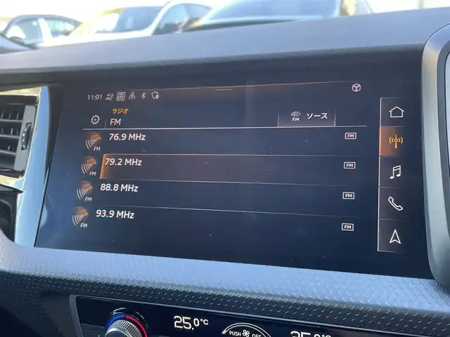 アウディ Ａ１ SB 25TFSI アドバンスド 静岡県 2022(令4)年 1万km グレイシアホワイトメタリック ナビゲーションパッケージ/・MMI ナビゲーションシステム/・バーチャルコックピット/コンビニエンス&アシスタンスパッケージ/・アドバンストキー/・アウディパーキングシステム/・リヤビューカメラ/・デラックスオートマチックエアコンディショナー/・シートヒーター（フロント）/・アダブティブクルーズアシスト/・アウディサイドアシスト/・ハイビームアシスト/・アウディプレセンスベーシック/・ルームミラー 自動防眩/レーンキープアシスト/ETC2.0/ドライブレコーダー/純正フロアマット/純正16インチアルミホイール