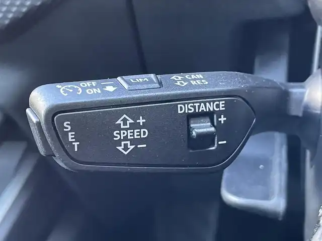 アウディ Ａ１ SB 25TFSI アドバンスド 静岡県 2022(令4)年 1万km グレイシアホワイトメタリック ナビゲーションパッケージ/・MMI ナビゲーションシステム/・バーチャルコックピット/コンビニエンス&アシスタンスパッケージ/・アドバンストキー/・アウディパーキングシステム/・リヤビューカメラ/・デラックスオートマチックエアコンディショナー/・シートヒーター（フロント）/・アダブティブクルーズアシスト/・アウディサイドアシスト/・ハイビームアシスト/・アウディプレセンスベーシック/・ルームミラー 自動防眩/レーンキープアシスト/ETC2.0/ドライブレコーダー/純正フロアマット/純正16インチアルミホイール