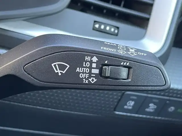 アウディ Ａ１ SB 25TFSI アドバンスド 静岡県 2022(令4)年 1万km グレイシアホワイトメタリック ナビゲーションパッケージ/・MMI ナビゲーションシステム/・バーチャルコックピット/コンビニエンス&アシスタンスパッケージ/・アドバンストキー/・アウディパーキングシステム/・リヤビューカメラ/・デラックスオートマチックエアコンディショナー/・シートヒーター（フロント）/・アダブティブクルーズアシスト/・アウディサイドアシスト/・ハイビームアシスト/・アウディプレセンスベーシック/・ルームミラー 自動防眩/レーンキープアシスト/ETC2.0/ドライブレコーダー/純正フロアマット/純正16インチアルミホイール