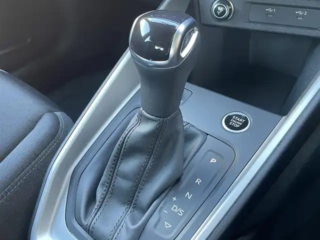 アウディ Ａ１ SB 25TFSI アドバンスド 静岡県 2022(令4)年 1万km グレイシアホワイトメタリック ナビゲーションパッケージ/・MMI ナビゲーションシステム/・バーチャルコックピット/コンビニエンス&アシスタンスパッケージ/・アドバンストキー/・アウディパーキングシステム/・リヤビューカメラ/・デラックスオートマチックエアコンディショナー/・シートヒーター（フロント）/・アダブティブクルーズアシスト/・アウディサイドアシスト/・ハイビームアシスト/・アウディプレセンスベーシック/・ルームミラー 自動防眩/レーンキープアシスト/ETC2.0/ドライブレコーダー/純正フロアマット/純正16インチアルミホイール