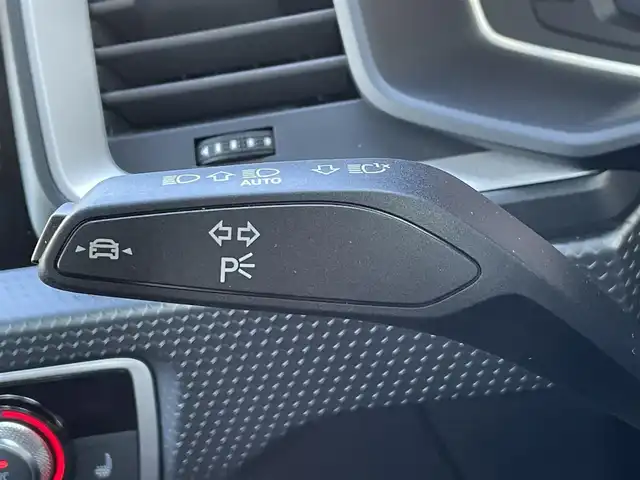 アウディ Ａ１ SB 25TFSI アドバンスド 静岡県 2022(令4)年 1万km グレイシアホワイトメタリック ナビゲーションパッケージ/・MMI ナビゲーションシステム/・バーチャルコックピット/コンビニエンス&アシスタンスパッケージ/・アドバンストキー/・アウディパーキングシステム/・リヤビューカメラ/・デラックスオートマチックエアコンディショナー/・シートヒーター（フロント）/・アダブティブクルーズアシスト/・アウディサイドアシスト/・ハイビームアシスト/・アウディプレセンスベーシック/・ルームミラー 自動防眩/レーンキープアシスト/ETC2.0/ドライブレコーダー/純正フロアマット/純正16インチアルミホイール