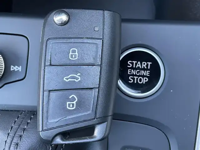 アウディ Ａ１ SB 25TFSI アドバンスド 静岡県 2022(令4)年 1万km グレイシアホワイトメタリック ナビゲーションパッケージ/・MMI ナビゲーションシステム/・バーチャルコックピット/コンビニエンス&アシスタンスパッケージ/・アドバンストキー/・アウディパーキングシステム/・リヤビューカメラ/・デラックスオートマチックエアコンディショナー/・シートヒーター（フロント）/・アダブティブクルーズアシスト/・アウディサイドアシスト/・ハイビームアシスト/・アウディプレセンスベーシック/・ルームミラー 自動防眩/レーンキープアシスト/ETC2.0/ドライブレコーダー/純正フロアマット/純正16インチアルミホイール