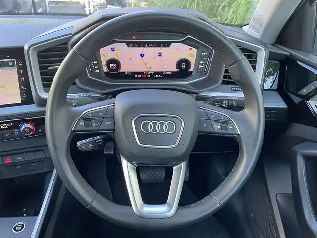 アウディ Ａ１ SB 25TFSI アドバンスド 静岡県 2022(令4)年 1万km グレイシアホワイトメタリック ナビゲーションパッケージ/・MMI ナビゲーションシステム/・バーチャルコックピット/コンビニエンス&アシスタンスパッケージ/・アドバンストキー/・アウディパーキングシステム/・リヤビューカメラ/・デラックスオートマチックエアコンディショナー/・シートヒーター（フロント）/・アダブティブクルーズアシスト/・アウディサイドアシスト/・ハイビームアシスト/・アウディプレセンスベーシック/・ルームミラー 自動防眩/レーンキープアシスト/ETC2.0/ドライブレコーダー/純正フロアマット/純正16インチアルミホイール