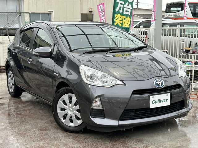 トヨタ アクア G 佐賀県 2012(平24)年 5万km グレーメタリック  ワンオーナー/ 純正SDナビ/　・BTオーディオ/　・フルセグTV/　・CD/DVD再生/　・AM/FM/　・バックカメラ/ ETC/ ステアリングリモコン/ 電動格納ミラー/ レベライザー/ 純正フロアマット/ ドアバイザー