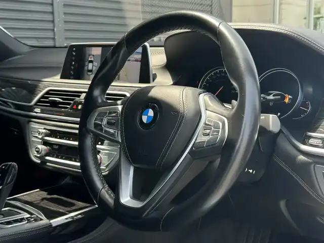 ＢＭＷ ７４０ｉ Mスポーツ 茨城県 2017(平29)年 5.3万km アルピンホワイトⅢ パノラマＳＲ　/Ｈａｒｍａｎ／Ｋａｒｄｏｎ　/ＡＣＣ　/ＨＵＤ　/ナビ　/３６０度カメラ　/ＴＶ　/ＢＴ　/黒革　/シートヒーター　/シートエアコン　/純正２０インチＡＷ　/電動リアゲート　/リモート充電　/ＬＥＤ　/前後ドラレコ/禁煙車