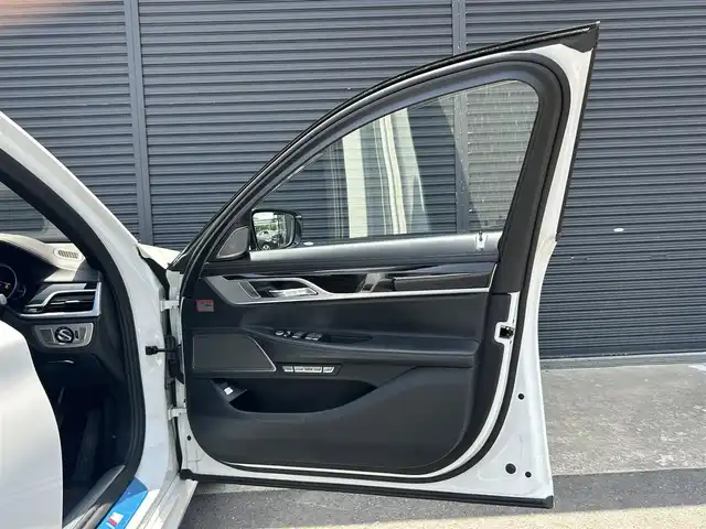 ＢＭＷ ７４０ｉ Mスポーツ 茨城県 2017(平29)年 5.3万km アルピンホワイトⅢ パノラマＳＲ　/Ｈａｒｍａｎ／Ｋａｒｄｏｎ　/ＡＣＣ　/ＨＵＤ　/ナビ　/３６０度カメラ　/ＴＶ　/ＢＴ　/黒革　/シートヒーター　/シートエアコン　/純正２０インチＡＷ　/電動リアゲート　/リモート充電　/ＬＥＤ　/前後ドラレコ/禁煙車