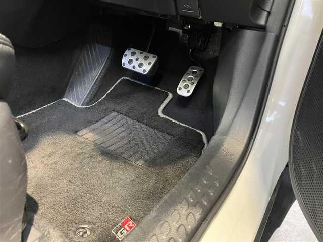 トヨタ Ｃ－ＨＲ S GRスポーツ 東京都 2020(令2)年 8.1万km ブラック/ホワイトパールクリスタルシャイン 2トーン ワンオーナー /純正ディスプレイオーディオ/パノラマミックビューモニター/GRリアバンパースポイラー/GRドレスアップマフラー/トヨタセーフティセンス/・プリクラッシュセーフティ/・レーンディパーチャーアラート/・オートハイビーム/・アダプティブクルーズコントロール/ブラインドスポットモニター/クリアランスソナー/ブラインドスポットモニター/電動パーキングブレーキ/オートブレーキホールド/シートヒーター/ハーフレザーシート/ドライブレコーダー/ステアリングスイッチ/プッシュスタート/スマートキー/LEDヘッドライト/フォグライト/純正アルミホイール