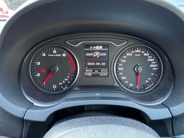 アウディ Ａ３ 福岡県 2015(平27)年 5万km フローレットシルバーM 純正ナビ/（AM/FM/SD/Bluetooth/ミュージックサーバー）/横滑り防止/クルーズコントロール/アイドリングストップ/パーキングアシスト/パドルシフト/ETC/純正アルミホイール/オートライト/フォグランプ/電格ミラー/保証書/取扱説明書/スペアキー×１