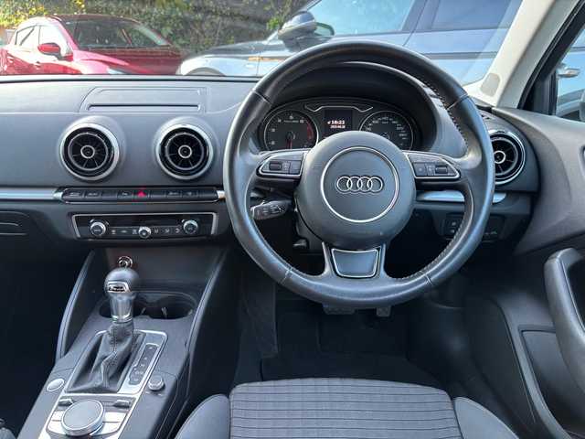 アウディ Ａ３ 福岡県 2015(平27)年 5万km フローレットシルバーM 純正ナビ/（AM/FM/SD/Bluetooth/ミュージックサーバー）/横滑り防止/クルーズコントロール/アイドリングストップ/パーキングアシスト/パドルシフト/ETC/純正アルミホイール/オートライト/フォグランプ/電格ミラー/保証書/取扱説明書/スペアキー×１