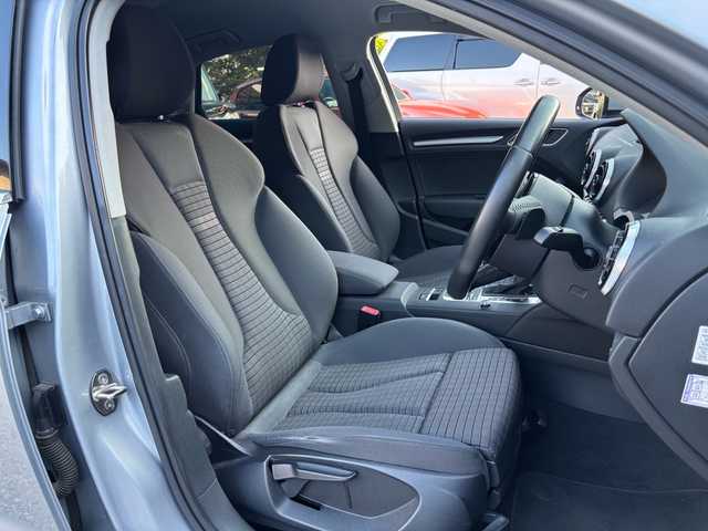 アウディ Ａ３ 福岡県 2015(平27)年 5万km フローレットシルバーM 純正ナビ/（AM/FM/SD/Bluetooth/ミュージックサーバー）/横滑り防止/クルーズコントロール/アイドリングストップ/パーキングアシスト/パドルシフト/ETC/純正アルミホイール/オートライト/フォグランプ/電格ミラー/保証書/取扱説明書/スペアキー×１