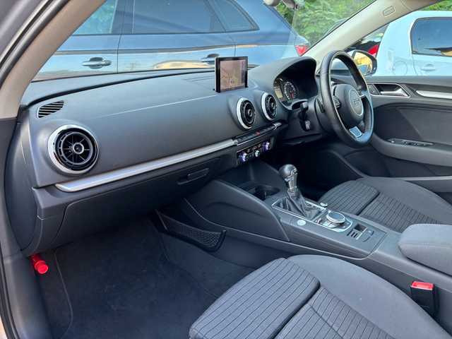アウディ Ａ３ 福岡県 2015(平27)年 5万km フローレットシルバーM 純正ナビ/（AM/FM/SD/Bluetooth/ミュージックサーバー）/横滑り防止/クルーズコントロール/アイドリングストップ/パーキングアシスト/パドルシフト/ETC/純正アルミホイール/オートライト/フォグランプ/電格ミラー/保証書/取扱説明書/スペアキー×１