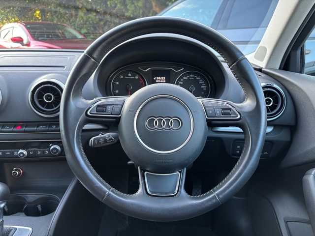アウディ Ａ３ 福岡県 2015(平27)年 5万km フローレットシルバーM 純正ナビ/（AM/FM/SD/Bluetooth/ミュージックサーバー）/横滑り防止/クルーズコントロール/アイドリングストップ/パーキングアシスト/パドルシフト/ETC/純正アルミホイール/オートライト/フォグランプ/電格ミラー/保証書/取扱説明書/スペアキー×１