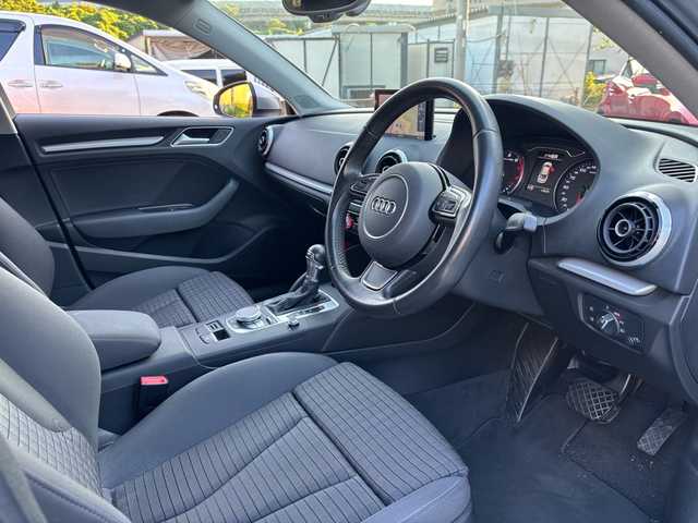 アウディ Ａ３ 福岡県 2015(平27)年 5万km フローレットシルバーM 純正ナビ/（AM/FM/SD/Bluetooth/ミュージックサーバー）/横滑り防止/クルーズコントロール/アイドリングストップ/パーキングアシスト/パドルシフト/ETC/純正アルミホイール/オートライト/フォグランプ/電格ミラー/保証書/取扱説明書/スペアキー×１