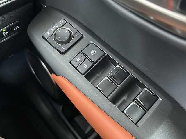 レクサス ＮＸ 300 バージョンL 富山県 2020(令2)年 3.3万km ソニッククォーツ 純正ＨＤＤナビ　/フルセグ　/サンルーフ　/本革シート　/トヨタセーフティセンス　/禁煙車　/バックカメラ　/クリアランスソナー　/コーナーセンサー　/ＥＴＣ２．０　/ブラインドスポットモニター　/ＬＥＤヘッドライト/レーダークルーズコントロール/パワーシート/パドルシフト/スマートキー/シートヒーター/ドライブレコーダー/純正アルミホイール/純正オーディオ/ウィンカーミラー/電動格納ミラー/アイドリングストップ/プッシュスタート