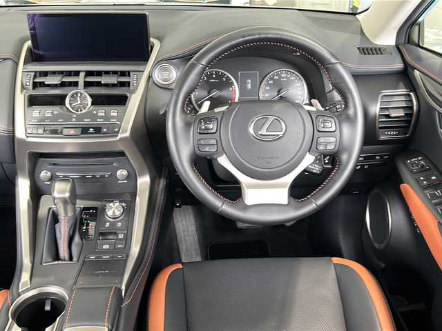 レクサス ＮＸ 300 バージョンL 富山県 2020(令2)年 3.3万km ソニッククォーツ 純正ＨＤＤナビ　/フルセグ　/サンルーフ　/本革シート　/トヨタセーフティセンス　/禁煙車　/バックカメラ　/クリアランスソナー　/コーナーセンサー　/ＥＴＣ２．０　/ブラインドスポットモニター　/ＬＥＤヘッドライト/レーダークルーズコントロール/パワーシート/パドルシフト/スマートキー/シートヒーター/ドライブレコーダー/純正アルミホイール/純正オーディオ/ウィンカーミラー/電動格納ミラー/アイドリングストップ/プッシュスタート