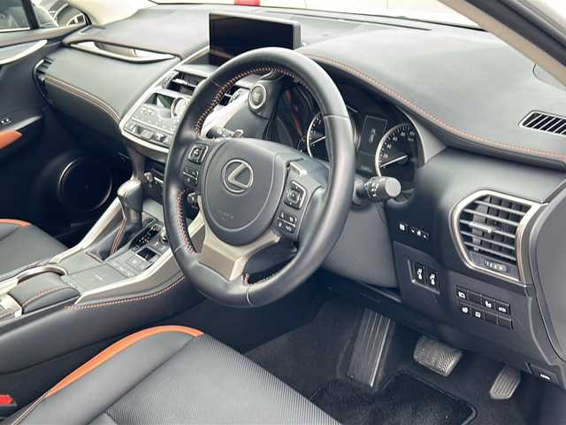 レクサス ＮＸ 300 バージョンL 富山県 2020(令2)年 3.3万km ソニッククォーツ 純正ＨＤＤナビ　/フルセグ　/サンルーフ　/本革シート　/トヨタセーフティセンス　/禁煙車　/バックカメラ　/クリアランスソナー　/コーナーセンサー　/ＥＴＣ２．０　/ブラインドスポットモニター　/ＬＥＤヘッドライト/レーダークルーズコントロール/パワーシート/パドルシフト/スマートキー/シートヒーター/ドライブレコーダー/純正アルミホイール/純正オーディオ/ウィンカーミラー/電動格納ミラー/アイドリングストップ/プッシュスタート