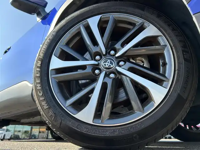 トヨタ カローラ クロス ハイブリッド Z 愛媛県 2023(令5)年 3.9万km ダークブルーマイカM 登録時走行距離：38194Km/純正OPメモリナビ/純正ビルトインETC2.0/追従クルコン/横滑り防止装置/盗難防止装置/衝突軽減システム/レーンキープアシスト/前後コーナーセンサー/LEDヘッドライト/オートライト/オートハイビーム/エンジンスタートボタン/シートヒーター/スマートキー/スペアキー一本/純正アルミホイール/ルーフレール