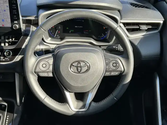 トヨタ カローラ クロス ハイブリッド Z 愛媛県 2023(令5)年 3.9万km ダークブルーマイカM 登録時走行距離：38194Km/純正OPメモリナビ/純正ビルトインETC2.0/追従クルコン/横滑り防止装置/盗難防止装置/衝突軽減システム/レーンキープアシスト/前後コーナーセンサー/LEDヘッドライト/オートライト/オートハイビーム/エンジンスタートボタン/シートヒーター/スマートキー/スペアキー一本/純正アルミホイール/ルーフレール