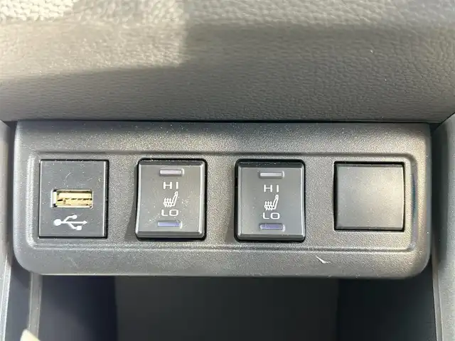 トヨタ カローラ クロス ハイブリッド Z 愛媛県 2023(令5)年 3.9万km ダークブルーマイカM 登録時走行距離：38194Km/純正OPメモリナビ/純正ビルトインETC2.0/追従クルコン/横滑り防止装置/盗難防止装置/衝突軽減システム/レーンキープアシスト/前後コーナーセンサー/LEDヘッドライト/オートライト/オートハイビーム/エンジンスタートボタン/シートヒーター/スマートキー/スペアキー一本/純正アルミホイール/ルーフレール