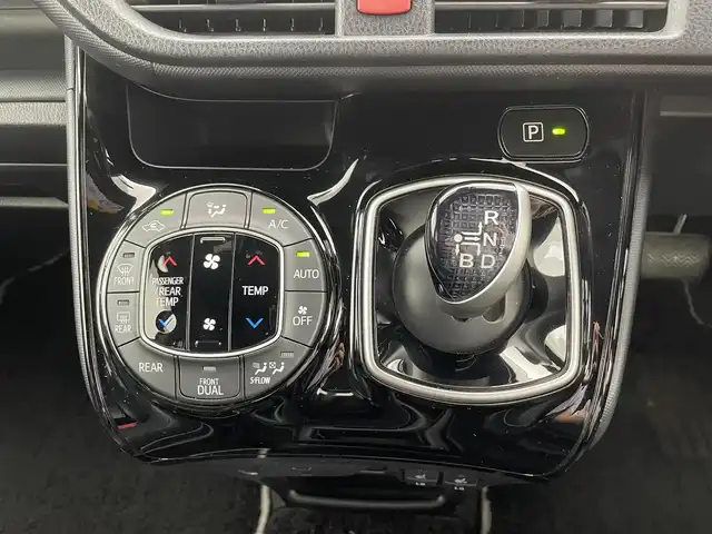 トヨタ ノア ハイブリッド Si ダブルバイビー 大分県 2018(平30)年 5.8万km ブラック 純正１０型ナビ　NSZN-Z68T/(CD/DVD/BT/SD/フルセグ)/バックカメラ/12.1型フリップダウンモニター/Ｔｏｙｏｔａ　Ｓａｆｅｔｙ　Ｓｅｎｓｅ　Ｃ/・プリクラッシュセーフティ/・レーンディパーチャーアラート/・オートマチックハイビーム/先行車発進告知機能/車両接近通報装置/ドライブレコーダー前後/両側パワースライド/前席シートヒーター/オートマチックハイビーム/ＥＴＣ/スマートキー2本/純正アルミホイール/フォグランプ/ステアリングリモコン