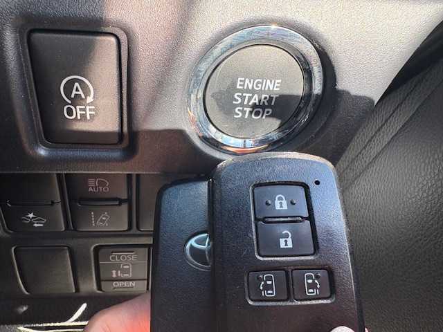 トヨタ ヴォクシー ZS 煌Ⅱ 大阪府 2020(令2)年 3.8万km ブラック 純正10インチナビ(BT/フルセグ/DVD)/バックカメラ/衝突被害軽減システム/クルーズコントロール/コーナーセンサー/両側パワースライドドア/ETC/LEDヘッドライト/オートライト/オートマチックハイビーム/純正アルミホイール/純正フロアマット/スペアキー