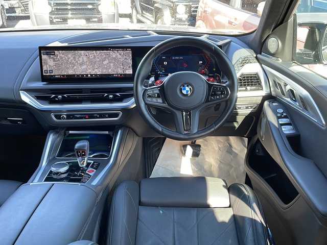 ＢＭＷ ＢＭＷ ＸＭ 東京都 2023(令5)年 2.4万km サファイアブラックP 新車時保証書　取扱説明書/ドライビングアシスト/ヒル・スタート・アシスト/トラフィック・サイン・アシスト/緊急時のブレーキ・アシスト/ステアリング&レーン・コントロール・アシスト/ACC（アクティブ・クルーズ・コントロール）/レーン・チェンジ・ウォーニング＆レーン・チェンジ・アシスト/パーキング・アシスト/純正ナビ/フルセグTV/USB/BT/appleCarPlay/Bowers＆Wilkins/360度カメラ　ETC2.0/純正ドライブレコーダー【前後】/ヘッドアップディスプレイ/ワイヤレスチャージ/ジェスチャーコントロール/フロントメモリー付パワーシート【マッサージ付】/レザーシート　/全席シートヒーター/Fベンチレーター/LEDヘッドライト/オートライト/パワーバックドア/スマートキー×２/純正23インチアルミ
