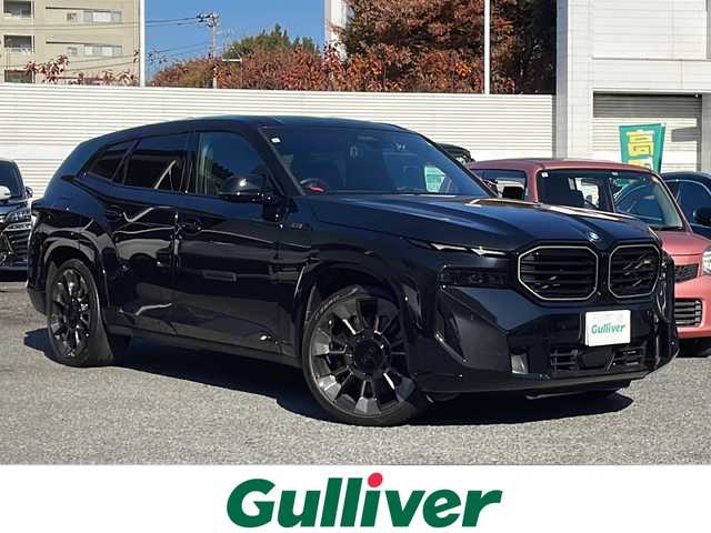 ＢＭＷ ＢＭＷ ＸＭ 東京都 2023(令5)年 2.4万km サファイアブラックP 新車時保証書　取扱説明書/ドライビングアシスト/ヒル・スタート・アシスト/トラフィック・サイン・アシスト/緊急時のブレーキ・アシスト/ステアリング&レーン・コントロール・アシスト/ACC（アクティブ・クルーズ・コントロール）/レーン・チェンジ・ウォーニング＆レーン・チェンジ・アシスト/パーキング・アシスト/純正ナビ/フルセグTV/USB/BT/appleCarPlay/Bowers＆Wilkins/360度カメラ　ETC2.0/純正ドライブレコーダー【前後】/ヘッドアップディスプレイ/ワイヤレスチャージ/ジェスチャーコントロール/フロントメモリー付パワーシート【マッサージ付】/レザーシート　/全席シートヒーター/Fベンチレーター/LEDヘッドライト/オートライト/パワーバックドア/スマートキー×２/純正23インチアルミ