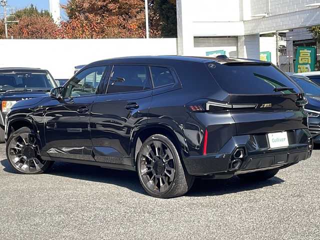 ＢＭＷ ＢＭＷ ＸＭ 東京都 2023(令5)年 2.4万km サファイアブラックP 新車時保証書　取扱説明書/ドライビングアシスト/ヒル・スタート・アシスト/トラフィック・サイン・アシスト/緊急時のブレーキ・アシスト/ステアリング&レーン・コントロール・アシスト/ACC（アクティブ・クルーズ・コントロール）/レーン・チェンジ・ウォーニング＆レーン・チェンジ・アシスト/パーキング・アシスト/純正ナビ/フルセグTV/USB/BT/appleCarPlay/Bowers＆Wilkins/360度カメラ　ETC2.0/純正ドライブレコーダー【前後】/ヘッドアップディスプレイ/ワイヤレスチャージ/ジェスチャーコントロール/フロントメモリー付パワーシート【マッサージ付】/レザーシート　/全席シートヒーター/Fベンチレーター/LEDヘッドライト/オートライト/パワーバックドア/スマートキー×２/純正23インチアルミ
