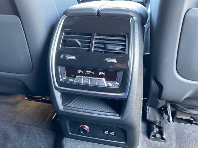 ＢＭＷ ＢＭＷ ＸＭ 東京都 2023(令5)年 2.4万km サファイアブラックP 新車時保証書　取扱説明書/ドライビングアシスト/ヒル・スタート・アシスト/トラフィック・サイン・アシスト/緊急時のブレーキ・アシスト/ステアリング&レーン・コントロール・アシスト/ACC（アクティブ・クルーズ・コントロール）/レーン・チェンジ・ウォーニング＆レーン・チェンジ・アシスト/パーキング・アシスト/純正ナビ/フルセグTV/USB/BT/appleCarPlay/Bowers＆Wilkins/360度カメラ　ETC2.0/純正ドライブレコーダー【前後】/ヘッドアップディスプレイ/ワイヤレスチャージ/ジェスチャーコントロール/フロントメモリー付パワーシート【マッサージ付】/レザーシート　/全席シートヒーター/Fベンチレーター/LEDヘッドライト/オートライト/パワーバックドア/スマートキー×２/純正23インチアルミ