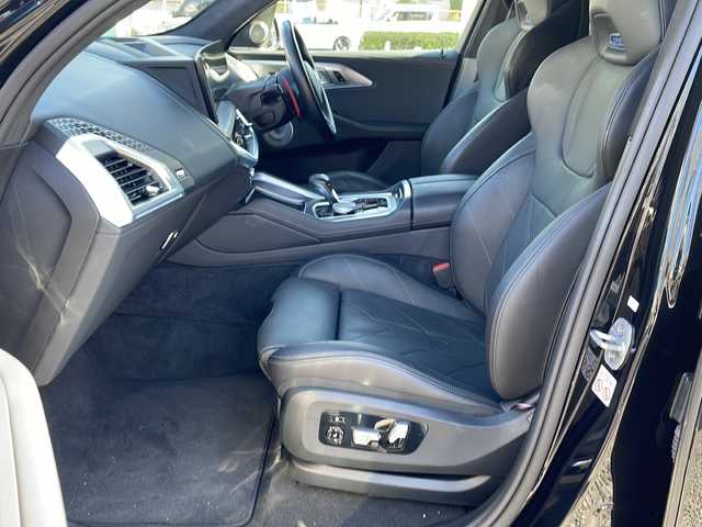 ＢＭＷ ＢＭＷ ＸＭ 東京都 2023(令5)年 2.4万km サファイアブラックP 新車時保証書　取扱説明書/ドライビングアシスト/ヒル・スタート・アシスト/トラフィック・サイン・アシスト/緊急時のブレーキ・アシスト/ステアリング&レーン・コントロール・アシスト/ACC（アクティブ・クルーズ・コントロール）/レーン・チェンジ・ウォーニング＆レーン・チェンジ・アシスト/パーキング・アシスト/純正ナビ/フルセグTV/USB/BT/appleCarPlay/Bowers＆Wilkins/360度カメラ　ETC2.0/純正ドライブレコーダー【前後】/ヘッドアップディスプレイ/ワイヤレスチャージ/ジェスチャーコントロール/フロントメモリー付パワーシート【マッサージ付】/レザーシート　/全席シートヒーター/Fベンチレーター/LEDヘッドライト/オートライト/パワーバックドア/スマートキー×２/純正23インチアルミ